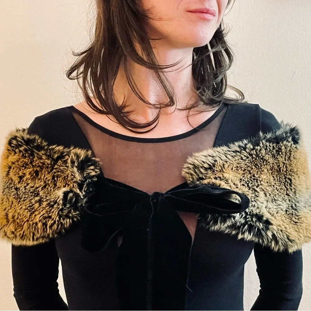 🖤CUE Faux Fur Collar with Black Velvet Bow Tie🖤